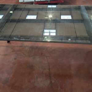 Table rectangulaire, plateau en verre miroir sur 4 pieds en aluminium (2 petits éclats à 2 angles). 75 x 154 x 80 cm. Localisation : 8 rue de la Fossé aux Leux 91700 Ste Geneviève des Bois – Image 4