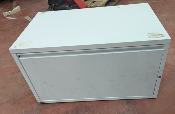 Caisson rectangulaire en métal blanc à 1 tiroir coulissant. 44 x 80 x 50 cm. 2 unités vendues avec faculté de réunion. Localisation : 8 rue de la Fossé aux Leux 91700 Ste Geneviève des Bois