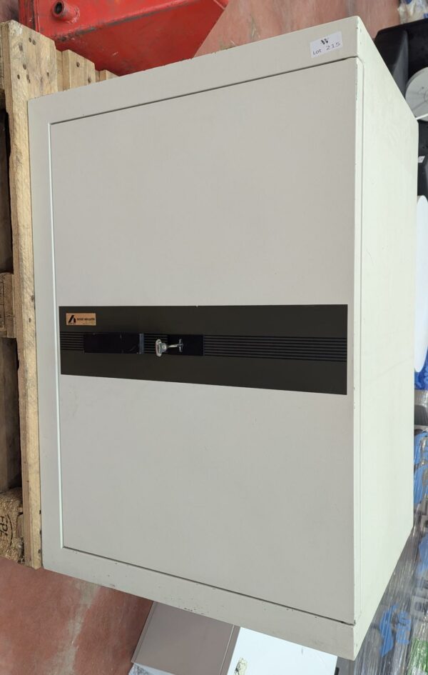 Armoire forte de marque Acial modèle 814, ouverture à clé. 105 x 70 x 65 cm. Localisation : 8 rue de la Fossé aux Leux 91700 Ste Geneviève des Bois