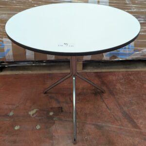 Table d'appoint, plateau rond en bois blanc sur 3 pieds en acier chromé. 49 x 50 cm. 2 unités vendues avec faculté de réunion. Localisation : 8 rue de la Fossé aux Leux 91700 Ste Geneviève des Bois
