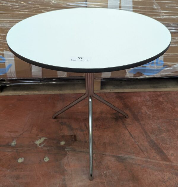 Table d'appoint, plateau rond en bois blanc sur 3 pieds en acier chromé. 49 x 50 cm. 2 unités vendues avec faculté de réunion. Localisation : 8 rue de la Fossé aux Leux 91700 Ste Geneviève des Bois