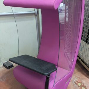 Cabine acoustique de marque Studio Pack avec tablette orientable, éclairage plafonnier, prise électrique intégrée, de couleur violette. 145 x 70 x 80 cm. Localisation : 8 rue de la Fossé aux Leux 91700 Ste Geneviève des Bois
