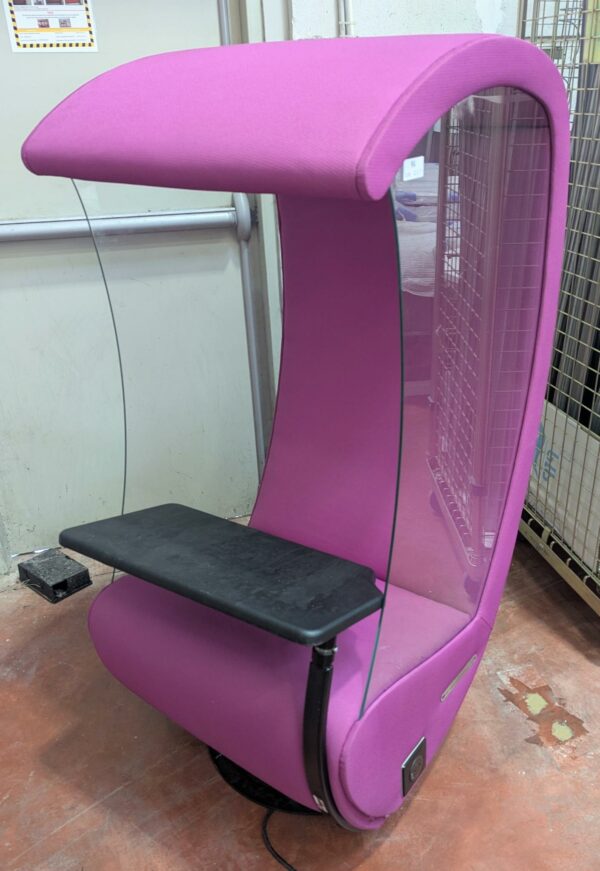 Cabine acoustique de marque Studio Pack avec tablette orientable, éclairage plafonnier, prise électrique intégrée, de couleur violette. 145 x 70 x 80 cm. Localisation : 8 rue de la Fossé aux Leux 91700 Ste Geneviève des Bois