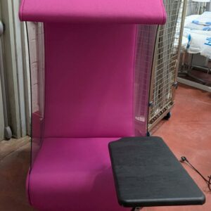 Cabine acoustique de marque Studio Pack avec tablette orientable, éclairage plafonnier, prise électrique intégrée, de couleur violette. 145 x 70 x 80 cm. Localisation : 8 rue de la Fossé aux Leux 91700 Ste Geneviève des Bois – Image 2