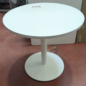 Table ronde, plateau en bois stratifié blanc sur pied colonne en acier laqué blanc. 76 x 80 cm. Localisation : 8 rue de la Fossé aux Leux 91700 Ste Geneviève des Bois