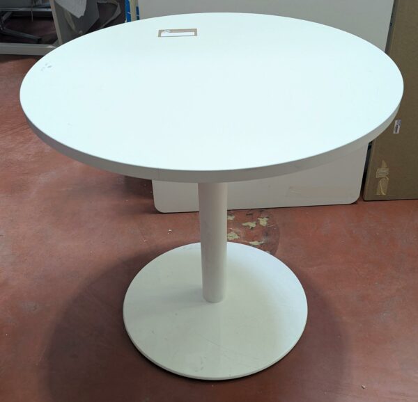 Table ronde, plateau en bois stratifié blanc sur pied colonne en acier laqué blanc. 76 x 80 cm. Localisation : 8 rue de la Fossé aux Leux 91700 Ste Geneviève des Bois