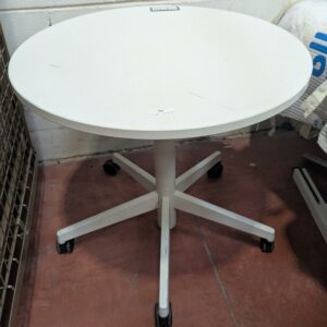 Table ronde sur roulettes, plateau en bois stratifié blanc, piètement en étoile à 5 branches en acier laqué blanc. 75 x 80 cm. Localisation : 8 rue de la Fossé aux Leux 91700 Ste Geneviève des Bois