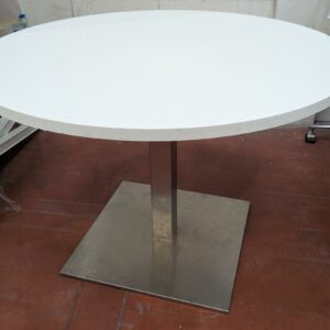 Table ronde plateau en bois stratifié blanc sur un pied colonne à section carrée en métal. 77 x 110 cm. Localisation : 8 rue de la Fossé aux Leux 91700 Ste Geneviève des Bois
