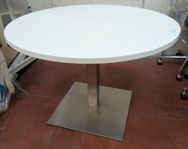 Table ronde plateau en bois stratifié blanc sur un pied colonne à section carrée en métal. 77 x 110 cm. Localisation : 8 rue de la Fossé aux Leux 91700 Ste Geneviève des Bois