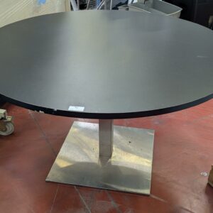 table ronde, plateau en bois stratifié noir sur pied colonne à section carrée. 77 x 130 cm. Localisation : 8 rue de la Fossé aux Leux 91700 Ste Geneviève des Bois