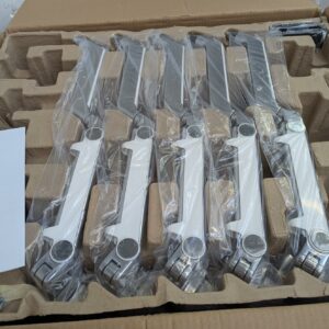 Carton comprenant 5 bras d'écran de marque Humanscale modèle M2. Neuf dans emballage d'origine. 5 unités vendues avec faculté de réunion. Localisation : 8 rue de la Fossé aux Leux 91700 Ste Geneviève des Bois