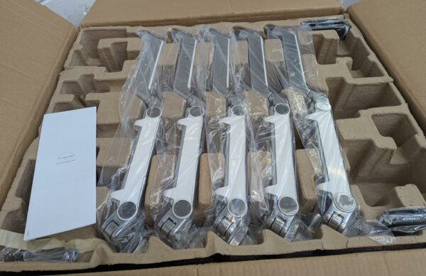 Carton comprenant 5 bras d'écran de marque Humanscale modèle M2. Neuf dans emballage d'origine. 5 unités vendues avec faculté de réunion. Localisation : 8 rue de la Fossé aux Leux 91700 Ste Geneviève des Bois