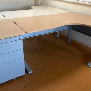 Bureau roneo d’angle plateau en bois hêtre piètement métallique en L gris
73x160x80x60 mc
Caisson hauteur bureau 3 tiroirs 73x42x78cm