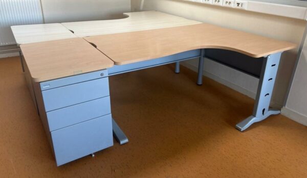 Bureau roneo d’angle plateau en bois hêtre piètement métallique en L gris
73x160x80x60 mc
Caisson hauteur bureau 3 tiroirs 73x42x78cm