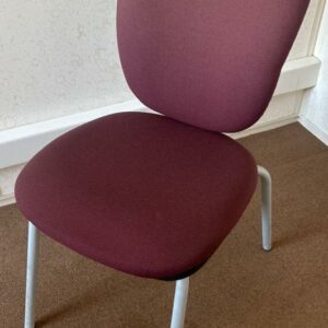 Chaises visiteurs 4 pieds tissu
Bordeaux/gris