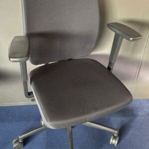 Fauteuil sur roulettes 
Assise et dossier en tissu noir 
Piètement noir