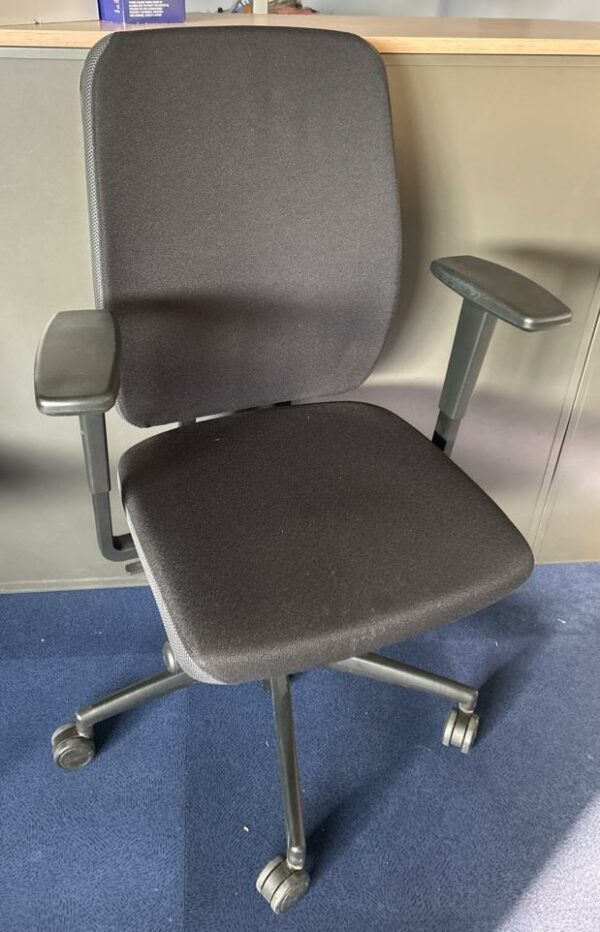 Fauteuil sur roulettes 
Assise et dossier en tissu noir 
Piètement noir