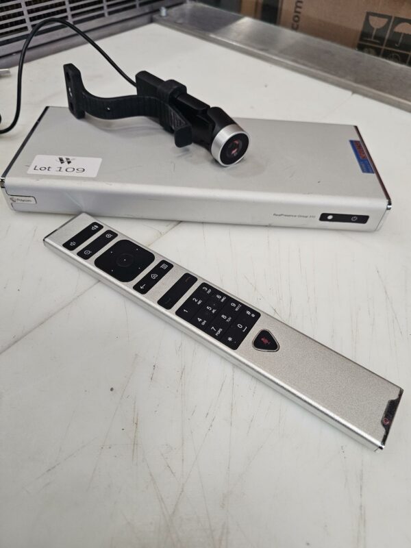 Hub/mini PC de marque Polycom modèle Group310 ou Group500, vendu avec 1 caméra Polycom Eagle Eye et sa télécommande. 15 unités. Vendu à l'unité avec faculté de réunion. Localisation : 10 rue du Ballon 93160 Noisy le Grand