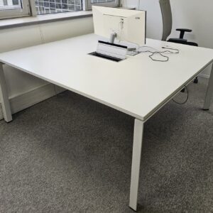 Bureau de type bench de deux postes de travail, plateau blanc et piètement blanc. Equipé de cloisonnette. Dimensions: 160 x 160 cm.. Quantités disponibles 344 unités. – Image 2