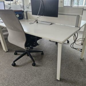 Bureau de type bench de deux postes de travail, plateau blanc et piètement blanc. Equipé de cloisonnette. Dimensions: 160 x 160 cm.. Quantités disponibles 344 unités. – Image 3