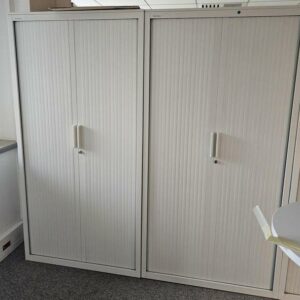 Armoire haute à portes rideaux coulissantes, de marque Steelcase de couleur blanche. Dimensions: 197 x 100 x 45 cm. Quantités disponibles: 322 unités.