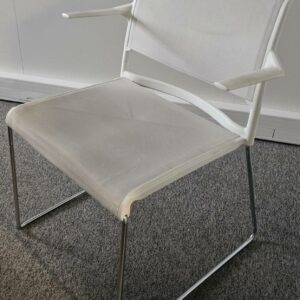 Fauteuil de réunion empilable de marque Wilkhann, assise en resille blanche, dossier en plastique blanc et piètement en métal chromé. Dimensions: . Quantités disponibles : 500 unités.