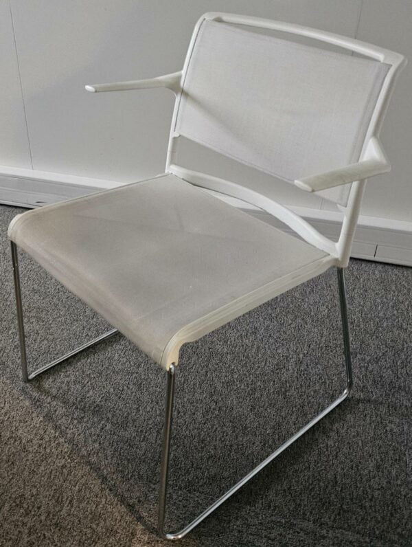 Fauteuil de réunion empilable de marque Wilkhann, assise en resille blanche, dossier en plastique blanc et piètement en métal chromé. Dimensions: . Quantités disponibles : 500 unités.