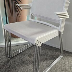 Fauteuil de réunion empilable de marque Wilkhann, assise en resille blanche, dossier en plastique blanc et piètement en métal chromé. Dimensions: . Quantités disponibles : 500 unités. – Image 2