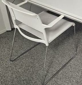 Fauteuil de réunion empilable de marque Wilkhann, assise en resille blanche, dossier en plastique blanc et piètement en métal chromé. Dimensions: . Quantités disponibles : 500 unités. – Image 3