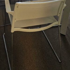 Fauteuil de réunion empilable de marque Wilkhann, assise en resille blanche, dossier en plastique blanc et piètement en métal chromé. Dimensions: . Quantités disponibles : 500 unités. – Image 4