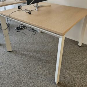 Table de réunion carrée en bois blanc ou type chêne clair et piétement blanc. Dimensions: 100 x 100 cm. Quantités disponibles: 57 unités. – Image 2