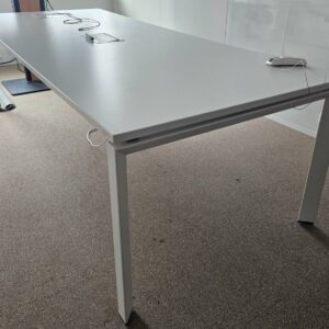 Table de réunion en bois blanc et piétement blanc 8 places de travail. . Dimensions: 280 x 80 cm. Quantités disponibles: 17 unités.