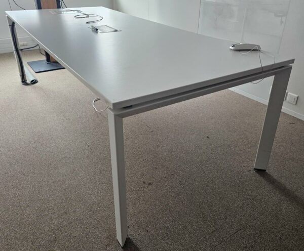 Table de réunion en bois blanc et piétement blanc 8 places de travail. . Dimensions: 280 x 80 cm. Quantités disponibles: 17 unités.