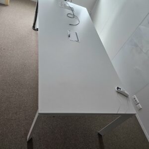Table de réunion en bois blanc et piétement blanc 8 places de travail. . Dimensions: 280 x 80 cm. Quantités disponibles: 17 unités. – Image 2