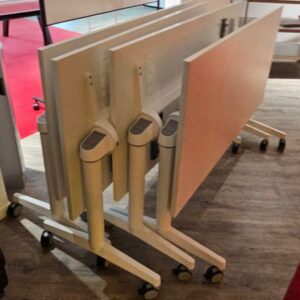 Table basculante de marque Steelcase en bois blanc et piétement métallique blanc. Dimensions: 140 x 70 cm. Quantités disponibles: 43 unités.