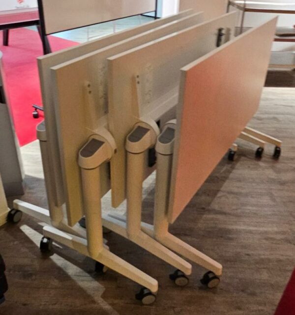 Table basculante de marque Steelcase en bois blanc et piétement métallique blanc. Dimensions: 140 x 70 cm. Quantités disponibles: 43 unités.