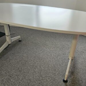 Table de réunion ovale 4 personnes en bois blanc et piètement métallique blanc. Dimensions: . Quantités disponibles: 19 unités.