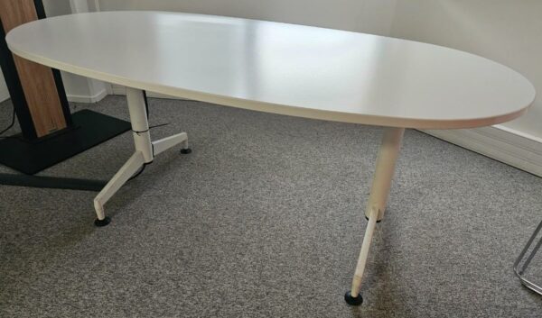 Table de réunion ovale 4 personnes en bois blanc et piètement métallique blanc. Dimensions: . Quantités disponibles: 19 unités.