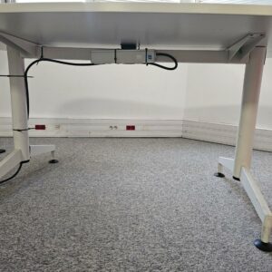 Table de réunion ovale 4 personnes en bois blanc et piètement métallique blanc. Dimensions: . Quantités disponibles: 19 unités. – Image 2