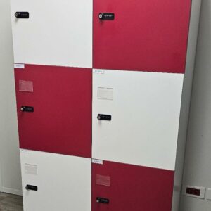Bloc de 3 casiers Rouge et blanc en bois. Combinaison mécanique à code et clef. Dimensions d'une case: 40 x 40 cm. Quantité disponible de blocs de 3 casiers: 330 unités.