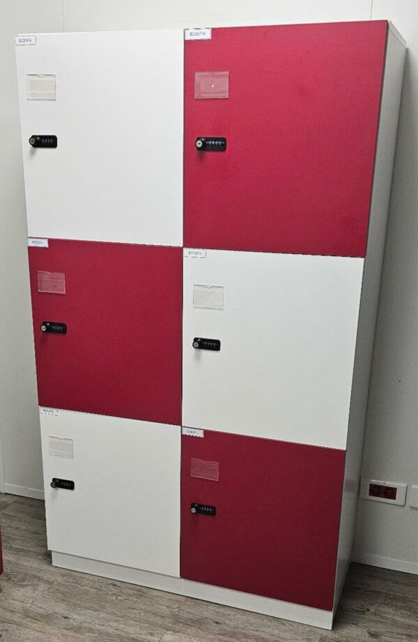 Bloc de 3 casiers Rouge et blanc en bois. Combinaison mécanique à code et clef. Dimensions d'une case: 40 x 40 cm. Quantité disponible de blocs de 3 casiers: 330 unités.