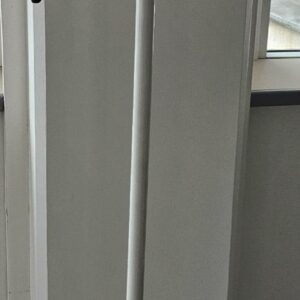 Porte-manteau en plastique laqué blanc. Quantités disponibles: 288 unités.