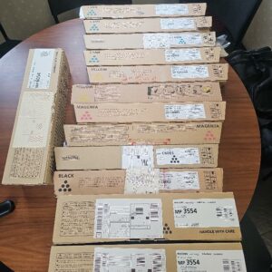 Lot de 13 cartouches d'encre, toner,  de marque Rico comprenant 4 couleurs cyan, deux couleurs yellow, deux couleurs magenta, deux couleurs noir et 3 grosses cartouches de couleur noire.
