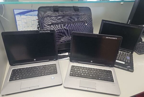 Lot de 3 PC portables dont deux HP probook 650 G2 corps i5 et un Lenovo T61  Intel Centrino. On y joint une sacoche de transport. Vendus sans alimentation.
