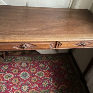 Bureau en chêne de style Louis XVI avec deux tiroirs en ceinture, clef. Dimensions: 78 x 110 x 55 cm. Lot vendu sur désignation avec enlèvement sur rendez-vous au 51 avenue de la libération à Granville