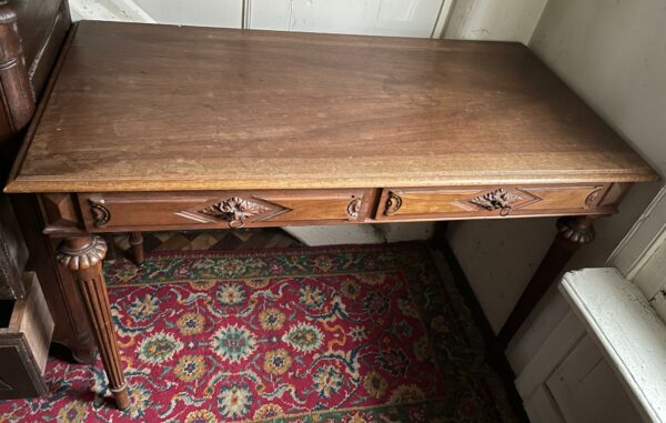 Bureau en chêne de style Louis XVI avec deux tiroirs en ceinture, clef. Dimensions: 78 x 110 x 55 cm. Lot vendu sur désignation avec enlèvement sur rendez-vous au 51 avenue de la libération à Granville