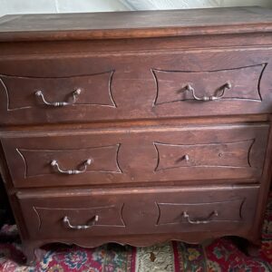 Commode rustique en chêne foncé ouvrant par trois tiroirs. Poignée cassée. Dimensions: 96 x 100 x 43 cm. Lot vendu sur désignation avec enlèvement sur rendez-vous au 51 avenue de la libération à Granville