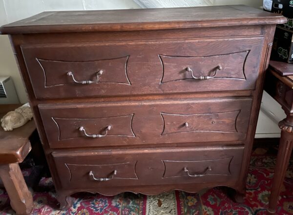 Commode rustique en chêne foncé ouvrant par trois tiroirs. Poignée cassée. Dimensions: 96 x 100 x 43 cm. Lot vendu sur désignation avec enlèvement sur rendez-vous au 51 avenue de la libération à Granville