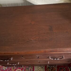 Commode rustique en chêne foncé ouvrant par trois tiroirs. Poignée cassée. Dimensions: 96 x 100 x 43 cm. Lot vendu sur désignation avec enlèvement sur rendez-vous au 51 avenue de la libération à Granville – Image 2