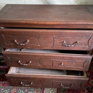 Commode rustique en chêne foncé ouvrant par trois tiroirs. Poignée cassée. Dimensions: 96 x 100 x 43 cm. Lot vendu sur désignation avec enlèvement sur rendez-vous au 51 avenue de la libération à Granville – Image 4